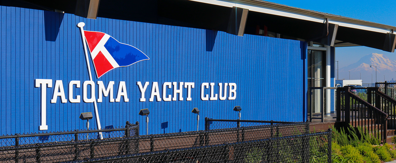 tacoma yacht club restaurant hours